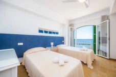 Ferienwohnung in Cala Bona - Duplex Voramar Seafront MHM- wifi gratis